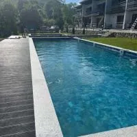 На березі річки, hotel a Synevyr