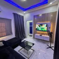 Magnanimous Apartments 1bedroom flat at Ogudu 15 mins to the Airport, hôtel à Lagos