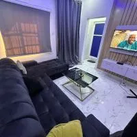 1Bedroom flat at Magnanimous Apartments Ogudu 15 mins to the airport, hôtel à Lagos