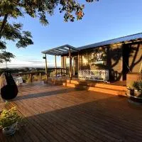 Family home - stunning sea views!, hotel a Waiheke Island
