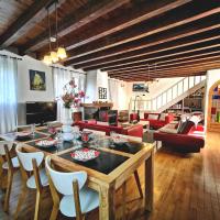 Grande maison au cœur d'un village historique avec terrasse et WIFI inclus - FR-1-582-308, hotel poblíž Letiště Loudes - LPY, Saint-Vidal