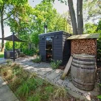 86, Bed & Outdoor Wellness - Sauna, Hottub, Icebath & Outdoor Shower included!, ξενοδοχείο σε Oisterwijk