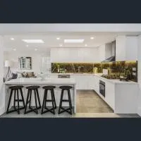 Spacious 5BD Garden House in Hornsby close 2 train, hotel u gradu 'Hornsby'