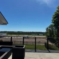 Hallands Equestrian Lägenhet, hotel em Laholm