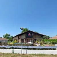 Gîte des Lauriers Roses - Piscine collective, Spas et jardins privés - 7 kms de la plage de Lespecier, hotel en Bias
