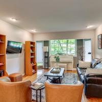 1 Mi to Campus Princeton Home with Furnished Deck, hotel poblíž Princeton - PCT, Princeton
