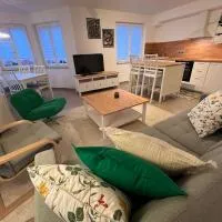 Großes Apartment 74m2 mit Balkon & Parkplatz - Steakhouse Esmeralda, hotelli kohteessa Ebersbach-Musbach
