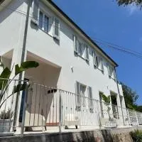 Villa Viola Rooms, a 200mt dalla spiaggia di Procchio, hotel sa Procchio