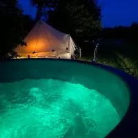 Viesnīca Karula Stay - Romantic Glamping I at Karula National Park, Hot tub optional pilsētā Ähijärve