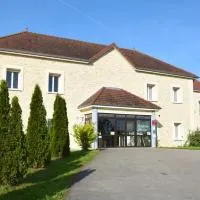 Logis Hôtel Des Sources, hotel u gradu Créney-près-Troyes