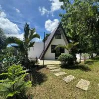 PRIVATE VILLA IN TAGAYTAY with PRIVATE POOL and Basketball Court LMN PLACE: Tagaytay şehrinde bir otel