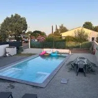 Maison à Oléron avec piscine chauffée et privée, hotel in Dolus d'Oléron