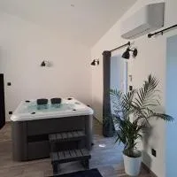 Maison chaleureuse avec jacuzzi interieur, hôtel à Pranles