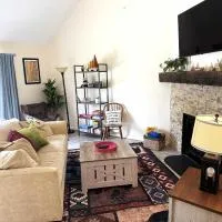 2 BR JIMINY PEAK w Mountain Views SLEEPS 7 Gorgeous، فندق في هانكوك