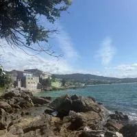 Casa con jardín y bajada al mar en Raxó，拉克索的飯店