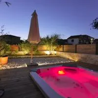 Villa Lojena, luxury studio with Jacuzzi id 112, hotel en Murter