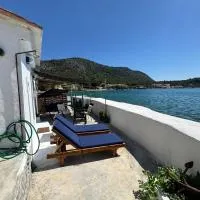 Riva Blue Silence -Seafront Retreat، فندق في Poseidónion