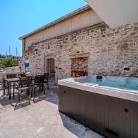 Luxury Villa Unikat with Seaview & Jacuzzi, hotel em Milna