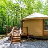 Couples Yurt - The Whisperer at Valley Bear Farms Resort, hotel u gradu Balsam Grove