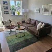 Lejlighed B med dejlig privat gårdhave på Thurø Kæledyr er IKKE gratis og skal tilføjes, hotel in Svendborg
