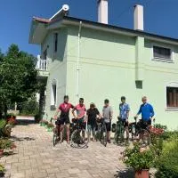 Bujtina Bashllari, hotel v mestu Zvarisht