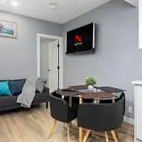 Blissful Nest - Cozy, Classy 2 Bedroom Private Suite Netflix, free Parking, 20 minutes to West Edmonton Mall and Airport, hotell i Edmonton