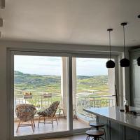 Luxurious apartment, walking distance Golden Bay and Riviera, Hotel in Manikata