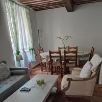 Charmant petit appartement provençal، فندق في لا غارد-فرينيه