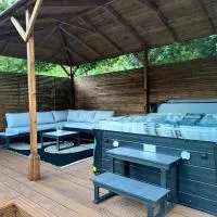 Luxury 2 Bedroom Norfolk Retreat-Private Hot Tub, hotel Cawstonban