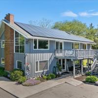 Unique Retreat with Private Patio, 4 King Beds and BBQ, hotel poblíž Groton-New London Airport - GON, Groton