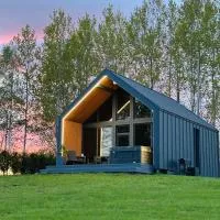 Sniegi design cabin with included sauna and jacuzzi, hotel a Madona