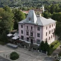 Hotel Grand، فندق في Řevnice