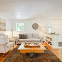 Charming Milk Barn Home on Vineyard Estate, hotel a Forestville