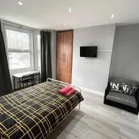 One Bedroom Apartment Near Heathrow Airport & London, хотел в Хейс