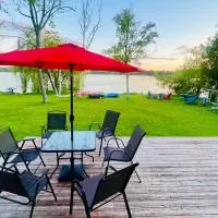Cozy Lakefront Cottage - Canoeing, Fishing, Swimming & Firepit, hotel sa Colborne