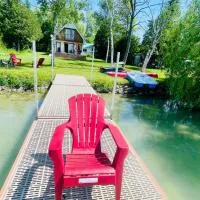 Cozy Lakefront Cottage - Canoeing, Fishing, Swimming & Firepit, hótel í Colborne