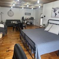 Sleep at Simplicity, hotel near Massena International (Richards Field) - MSS, Massena