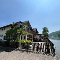 Vrhpolje에 위치한 호텔 Vila Zelenika Drina