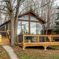 Lake Muskoka 2-bedroom Cottage - Pier 100 #50, hotel u gradu Port Karling