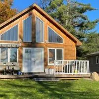 Muskoka Lakefront 3-bdrm Chalet #90, khách sạn ở Port Carling