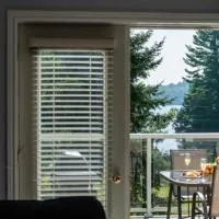 Muskoka Lakefront 4-bdrm Guest House, khách sạn ở Port Carling