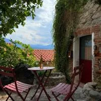 Charming stone house in Eus - Vue sur les Montagnes & Confort 2025, hotel em Eus