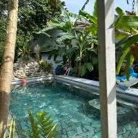 Casa Sophia 3 listings Apartment 1 or Apartment 2 separately or Apt 1 and 2 together all with FO internet, hotelli kohteessa Guápiles