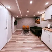 Spacious 2 bedroom with 2 queen beds and one sofa bed lower unit with separate entrance and parking space Near Downtown, Calgary Zoo, Costco and many more, ξενοδοχείο στο Κάλγκαρι