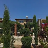 Blue Paradise Villa, hotel Karianí városában