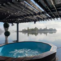 Houseboat on the water, hotel poblíž Mezinárodní letiště Liepaja - LPX, Liepāja