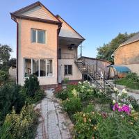 Уютный Дом в 2 эт, hotel poblíž Mezinárodní letiště Manas  - FRU, Lebedinovka