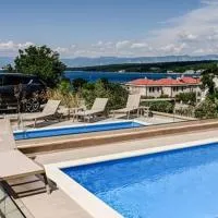 Luxury 3BR Apartment with Private Pool, Sea View & Garage, ξενοδοχείο σε Vantacici