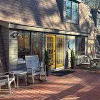 Entire cabin on Lake Sequoyah, hôtel à Highlands