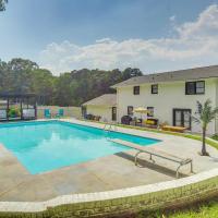 Pool and Game Room Family Retreat in Fayetteville, hotel poblíž Simmons Army Airfield - FBG, Fayetteville